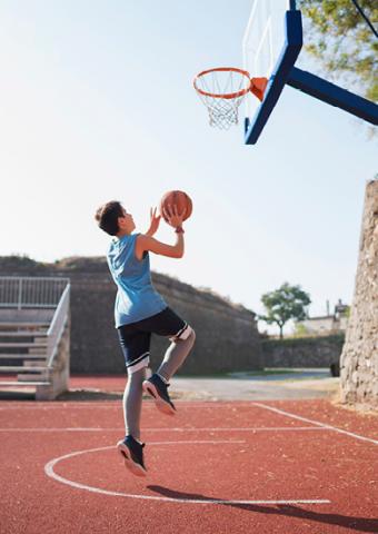 enfant joue au basket