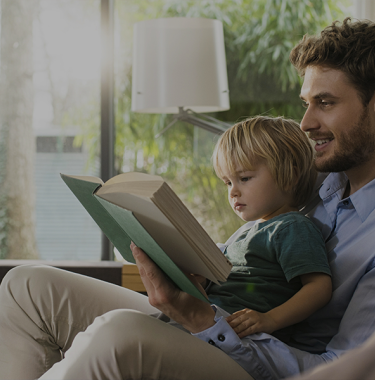 Père et fils qui lisent un livre