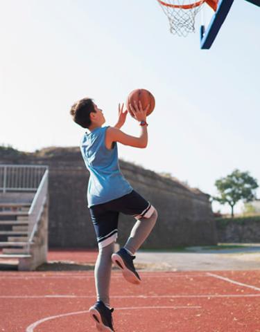 Enfant joue au basket