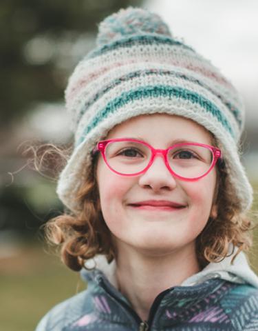 Petite fille avec des lunettes