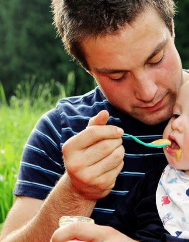 Père donnant à manger à son bébé