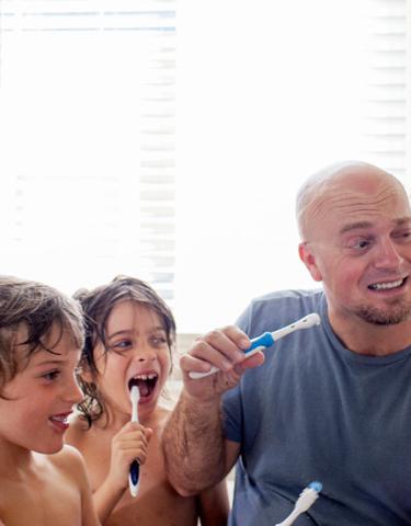 Famille se brosse les dents