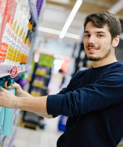 salarié dans un rayon de supermarché